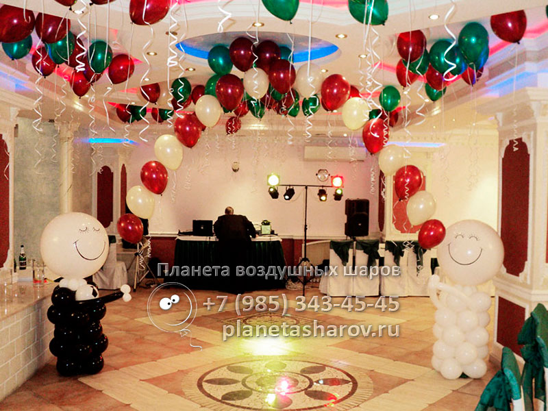 Оригинальное оформление зала воздушными шарами