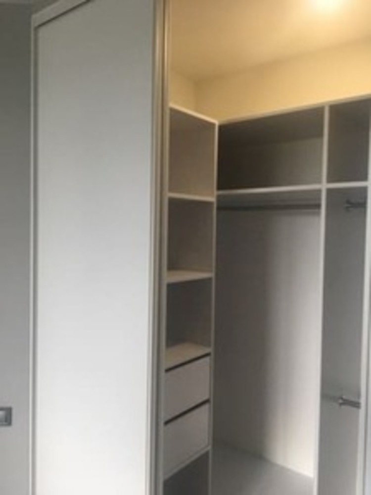 2. Разместите штанги и полки